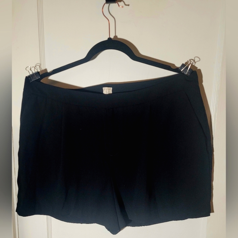 Dress shorts with pockets and button waist